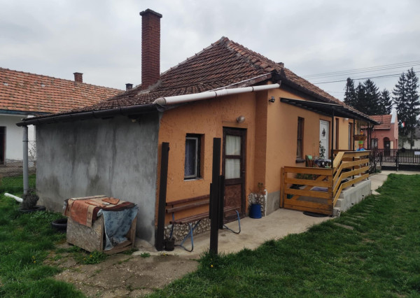 DOM S OBYTNOU ČASŤOU + PRIESTOR NA DROBNÉ PODNIKANIE V MÉRA