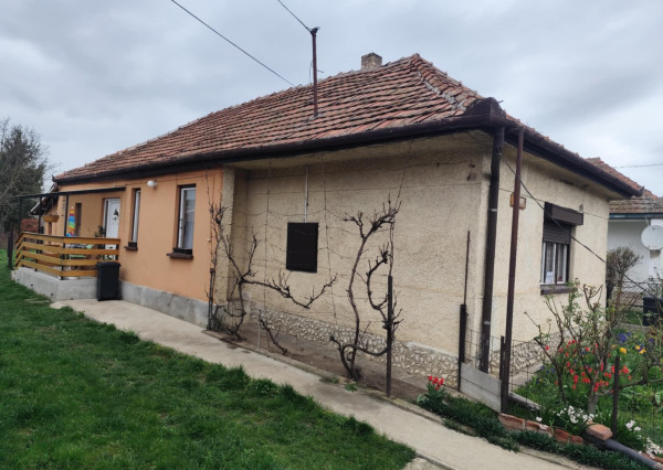 DOM S OBYTNOU ČASŤOU + PRIESTOR NA DROBNÉ PODNIKANIE V MÉRA