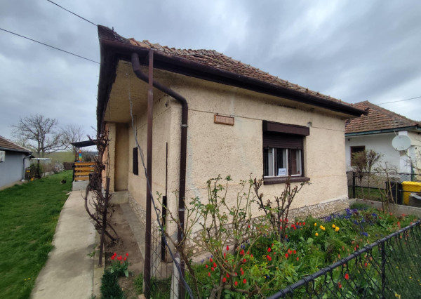 DOM S OBYTNOU ČASŤOU + PRIESTOR NA DROBNÉ PODNIKANIE V MÉRA