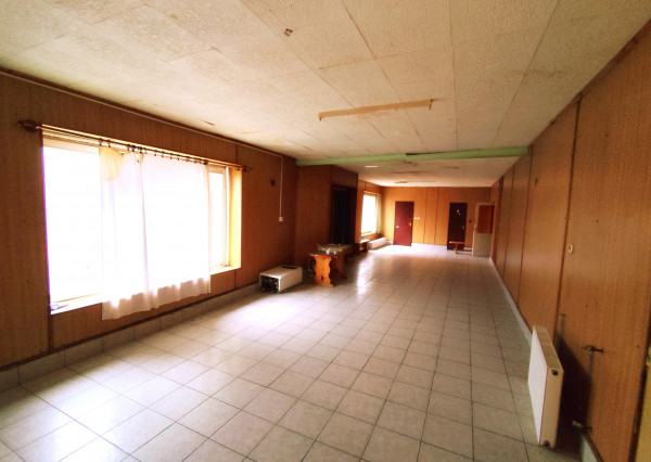 Polyfunkčná budova 3km od hranice v Hollóháza