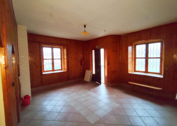 Polyfunkčná budova 3km od hranice v Hollóháza