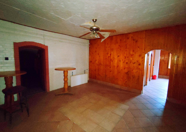 Polyfunkčná budova 3km od hranice v Hollóháza