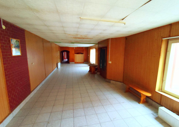 Polyfunkčná budova 3km od hranice v Hollóháza