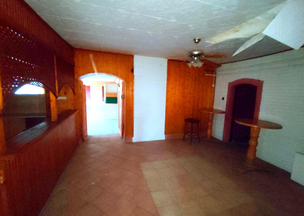 Polyfunkčná budova 3km od hranice v Hollóháza