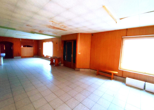 Polyfunkčná budova 3km od hranice v Hollóháza