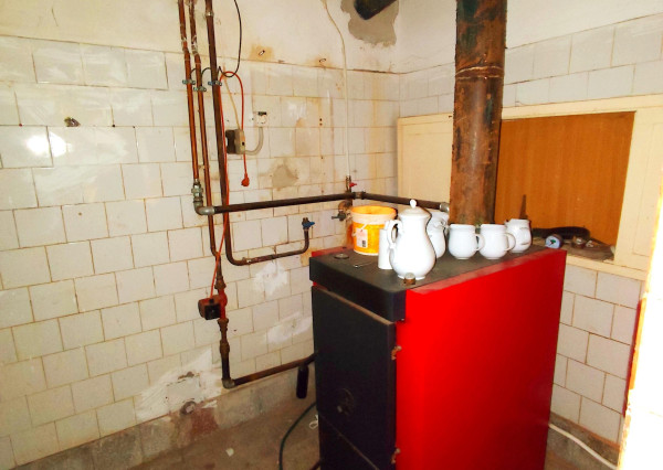 Polyfunkčná budova 3km od hranice v Hollóháza