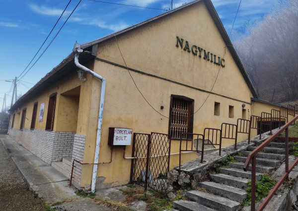 Polyfunkčná budova 3km od hranice v Hollóháza