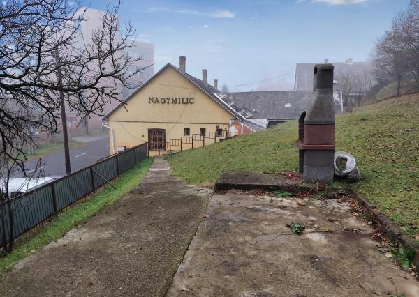 Polyfunkčná budova 3km od hranice v Hollóháza