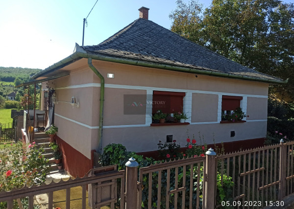 CHALUPA/DOM S VEĽKÝM POZEMKOM – SZALASZEND (IBA 40 MIN. OD KOŠÍC)