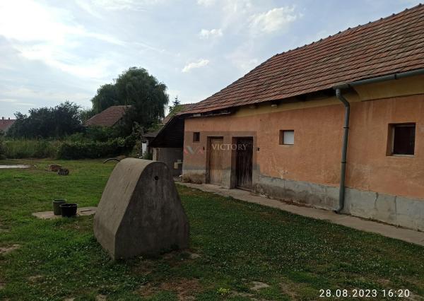 Suchý 2 izbový gazdovský dom v Gönci s ústredným kúrením