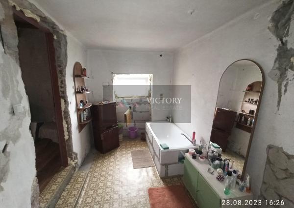 Suchý 2 izbový gazdovský dom v Gönci s ústredným kúrením