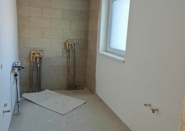 NOVOSTAVBA 4-IZBOVÉHO RD 2 km od SR HRANICE TORNYOSNÉMETI (HU)