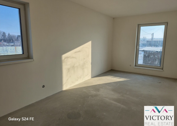 NOVOSTAVBA 4-IZBOVÉHO RD 2 km od SR HRANICE TORNYOSNÉMETI (HU)