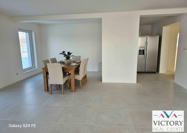 NOVOSTAVBA 4-IZBOVÉHO RD 2 km od SR HRANICE TORNYOSNÉMETI (HU)