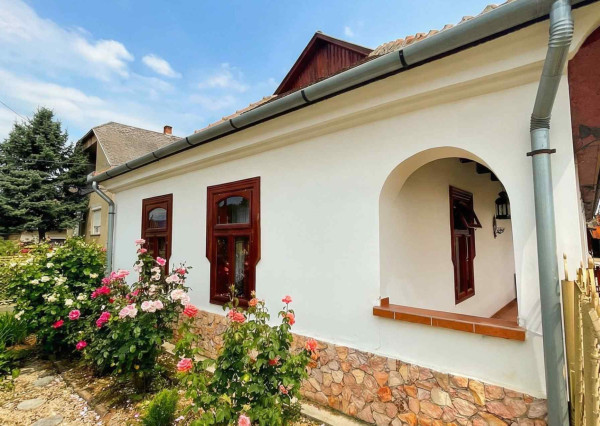 ZREKONŠTRUOVANÝ, GAZDOVSKÝ DOM S GÁNKOM v Méra, Maďarsko