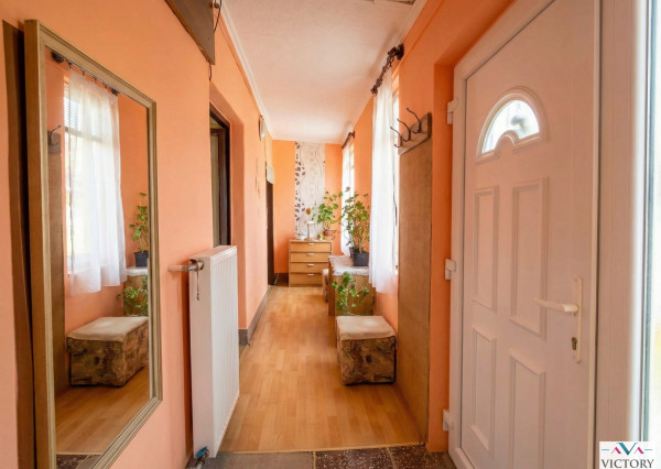 DOM S OBYTNOU ČASŤOU + PRIESTOR NA DROBNÉ PODNIKANIE V MÉRA