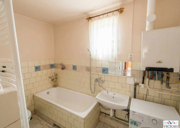 DOM S OBYTNOU ČASŤOU + PRIESTOR NA DROBNÉ PODNIKANIE V MÉRA