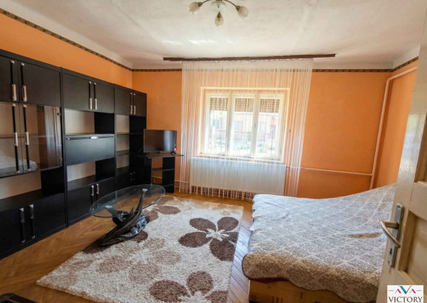 DOM S OBYTNOU ČASŤOU + PRIESTOR NA DROBNÉ PODNIKANIE V MÉRA