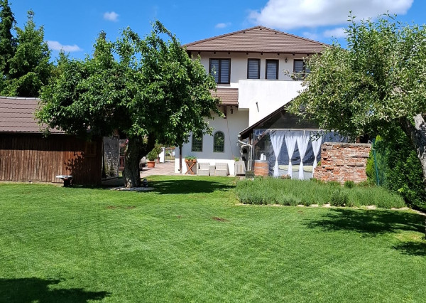 ELEGANTNÉ & NADČASOVÉ - DVOJGENERAČNÝ DOM LEN 25 KM OD KOŠÍC –SÚKROMIE A KOMFORT BEZ KOMPROMISOV