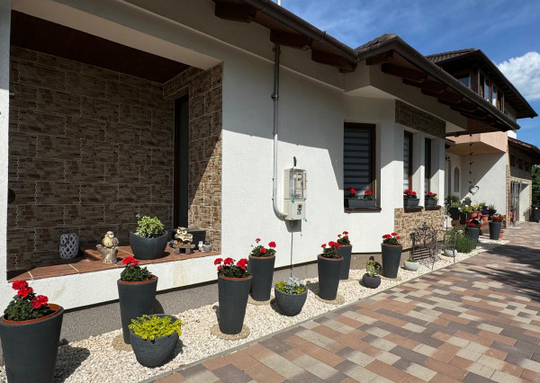 ELEGANTNÉ & NADČASOVÉ - DVOJGENERAČNÝ DOM LEN 25 KM OD KOŠÍC –SÚKROMIE A KOMFORT BEZ KOMPROMISOV