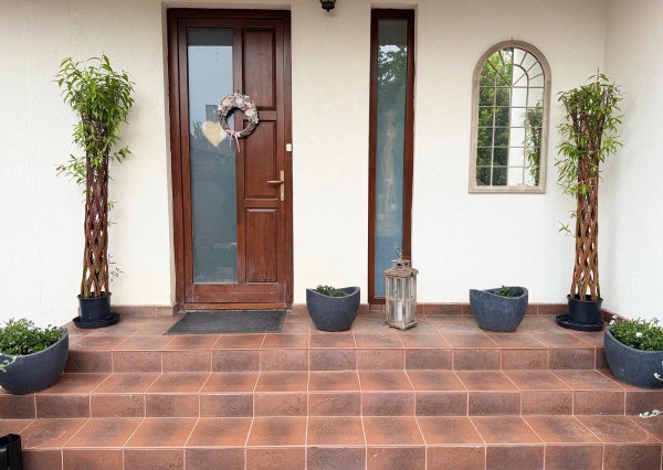 ELEGANTNÉ & NADČASOVÉ - DVOJGENERAČNÝ DOM LEN 25 KM OD KOŠÍC –SÚKROMIE A KOMFORT BEZ KOMPROMISOV