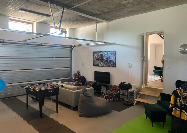 ELEGANTNÉ & NADČASOVÉ - DVOJGENERAČNÝ DOM LEN 25 KM OD KOŠÍC –SÚKROMIE A KOMFORT BEZ KOMPROMISOV