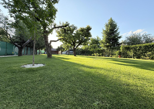 ELEGANTNÉ & NADČASOVÉ - DVOJGENERAČNÝ DOM LEN 25 KM OD KOŠÍC –SÚKROMIE A KOMFORT BEZ KOMPROMISOV