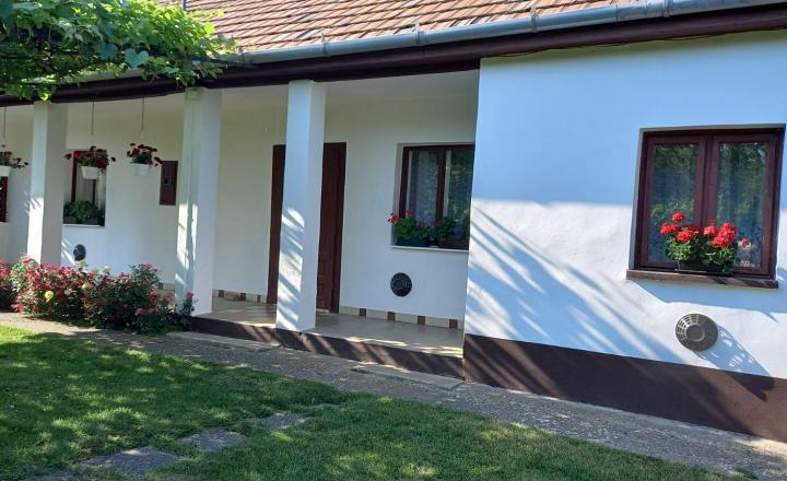 Vidiecky dom s výnimočnou záhradou v obci Méra - fotografia 3