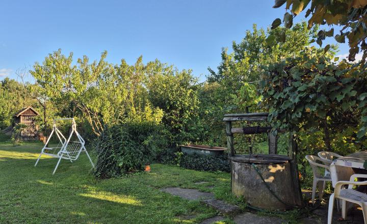 Vidiecky dom s výnimočnou záhradou v obci Méra - fotografia 12