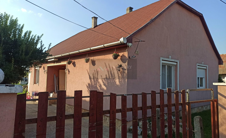 Veľkorysý 4i. TEHLOVÝ rodinný dom v MÉRA - fotografia 1