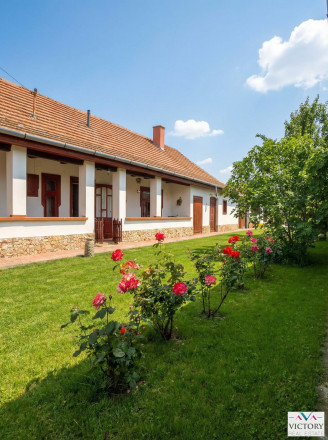 ZREKONŠTRUOVANÝ, GAZDOVSKÝ DOM S GÁNKOM v Méra, Maďarsko - fotografia 1