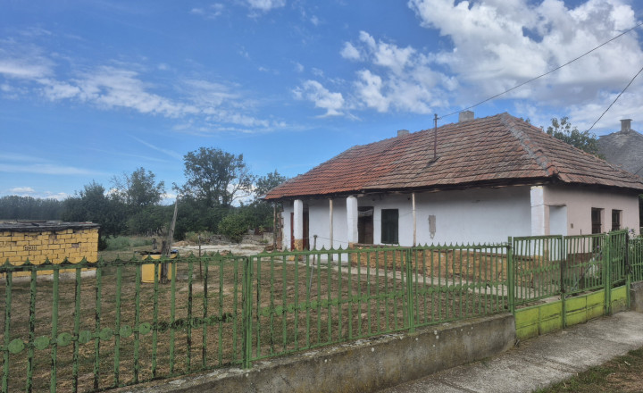 MALÝ KAMENNÝ DOM V HERNÁDCÉCE, MAĎARSKO – VEĽKÝ ROVNÝ POZEMOK 1 454 m² - fotografia 1