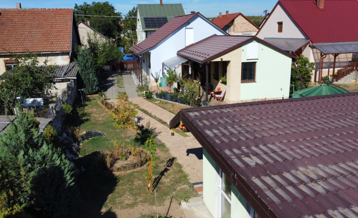 RODINNÝ DOM V HIDASNÉMETI | LEN 25 KM OD KOŠÍC | DVOJGARÁŽ | UPRAVENÁ ZÁHRADA - fotografia 4