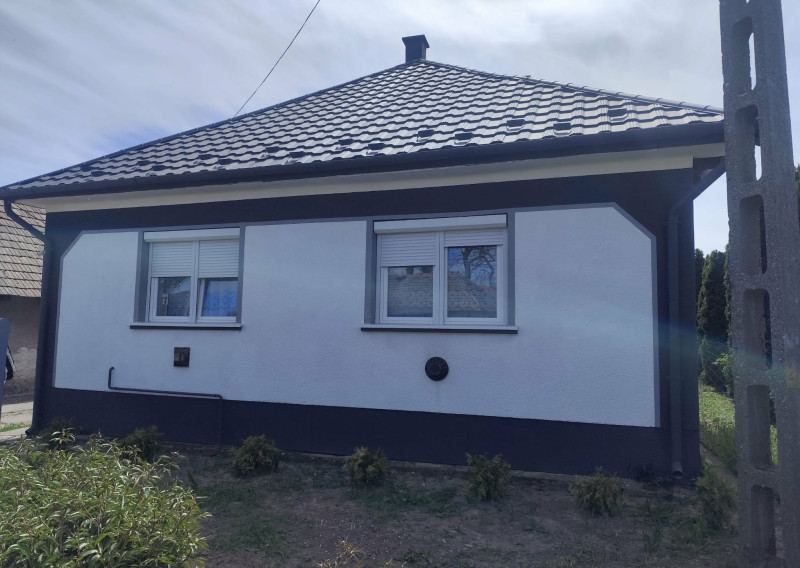 VYNIKAJÚCI 2,5-izb. DOM V MÉRE – PO REKONŠTRUKCII