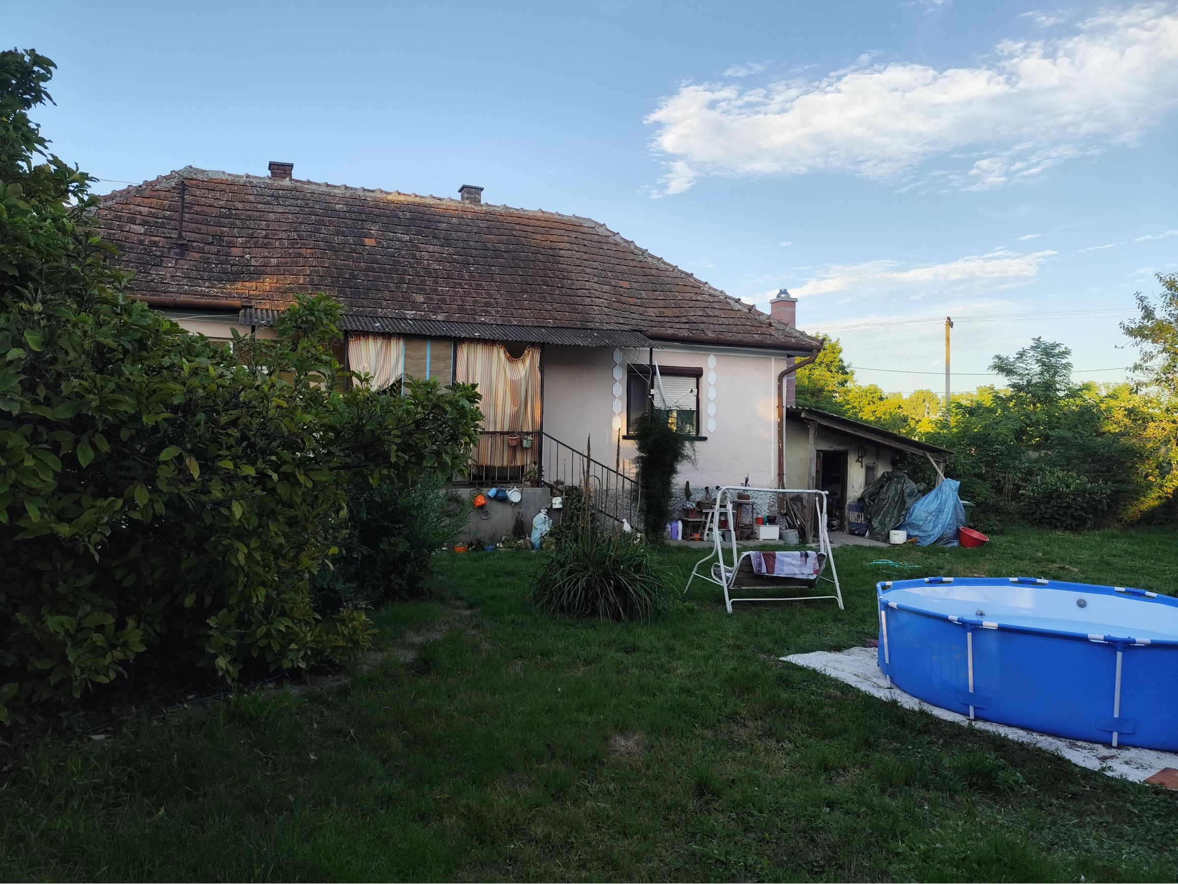 Dom v Tornyosnémeti, 2 km za hranicou