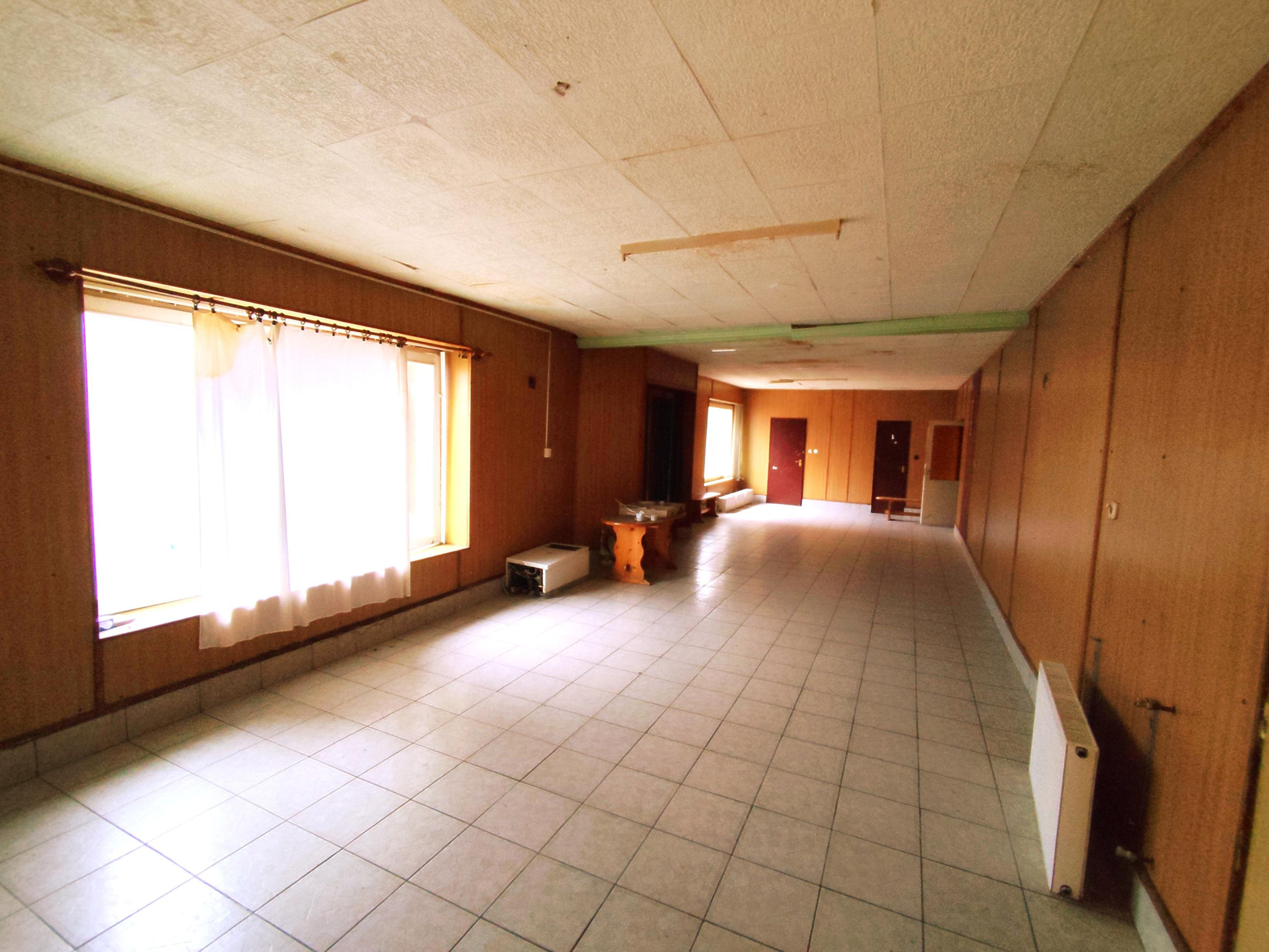 Polyfunkčná budova 3km od hranice v Hollóháza