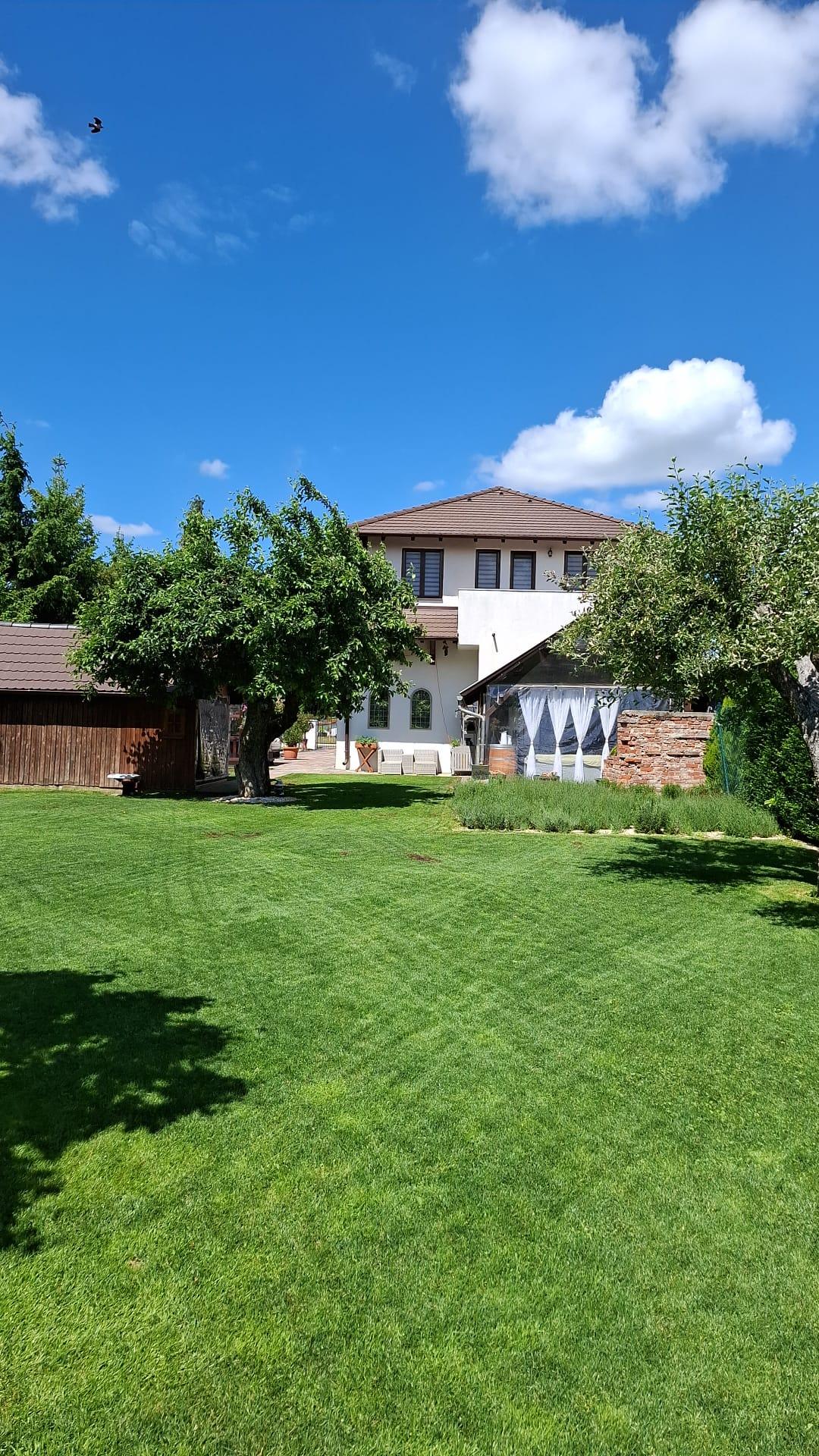 ELEGANTNÉ & NADČASOVÉ - DVOJGENERAČNÝ DOM LEN 25 KM OD KOŠÍC –SÚKROMIE A KOMFORT BEZ KOMPROMISOV