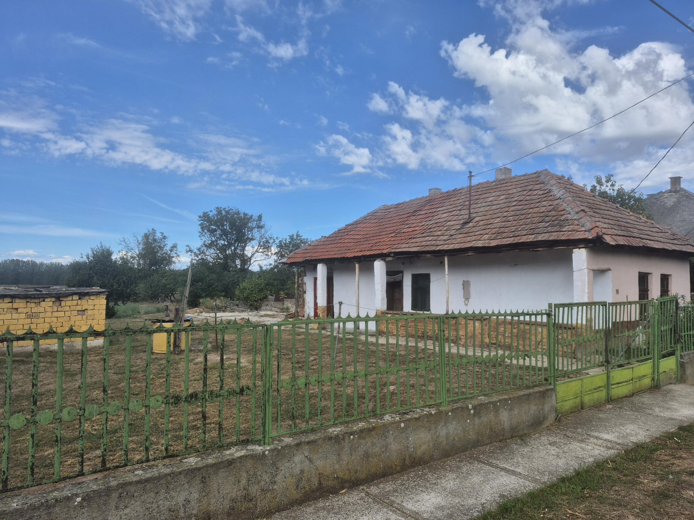 MALÝ KAMENNÝ DOM V HERNÁDCÉCE, MAĎARSKO – VEĽKÝ ROVNÝ POZEMOK 1 454 m²