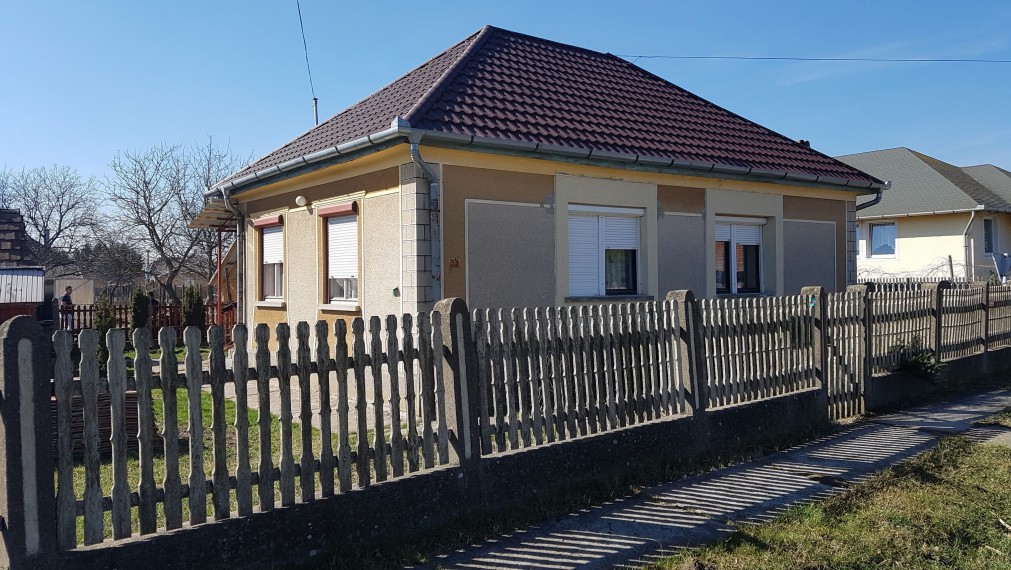 ZREKONŠTRUOVANÝ dom v Méra s NOVOU STRECHOU– reality Maďarsko - Maďarsko