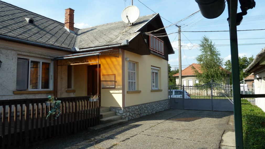Dvojgeneračné bývanie v samostatných domoch v Aszaló – reality Maďarsko - Maďarsko