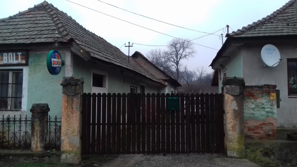 Zrekonštruovaný a ďalší pôvodný dom, v obci Zsujta 24 km od KE– reality Maďarsko - Maďarsko