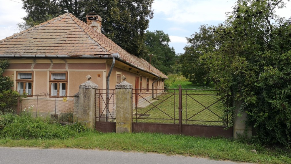 Tradičný vidiek s veľkým pozemkom len 25 km od Košíc v Zsujta