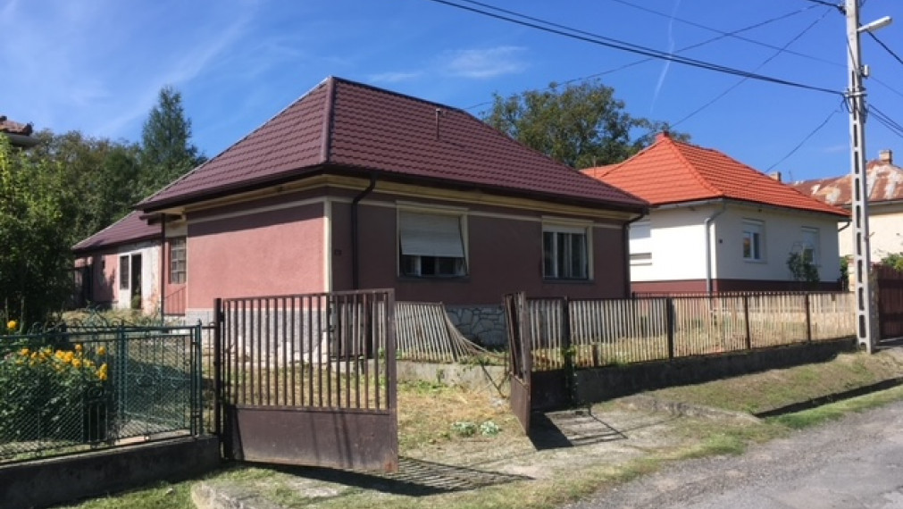 Kamenný dom s kompletne vymenenou strechou v Nyíri