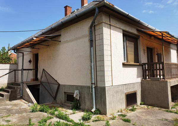 DVA DOMY, VÍNNA PIVNICA v pokojnej časti Encs – ABAÚJDEVECSER - Maďarsko