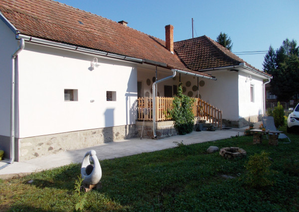 REZERVOVANÝ- ZARIADENÝ, ZREKONŠTRUOVANÝ SLNEČNÝ dom v prekrásnej Bózsva - Maďarsko
