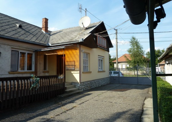 Dvojgeneračné bývanie v samostatných domoch v Aszaló – reality Maďarsko - Maďarsko