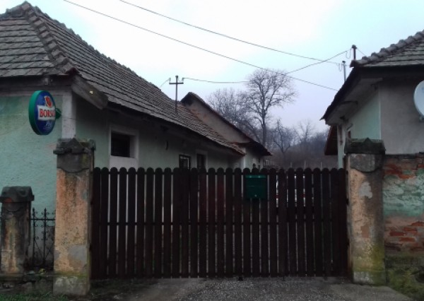 Zrekonštruovaný a ďalší pôvodný dom, v obci Zsujta 24 km od KE– reality Maďarsko - Maďarsko