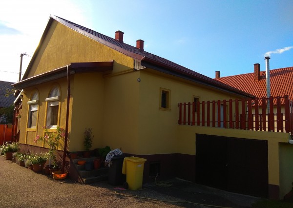 Tehlový dom s novou strešnou krytinou v najlepšej ulici Hidasnémeti
