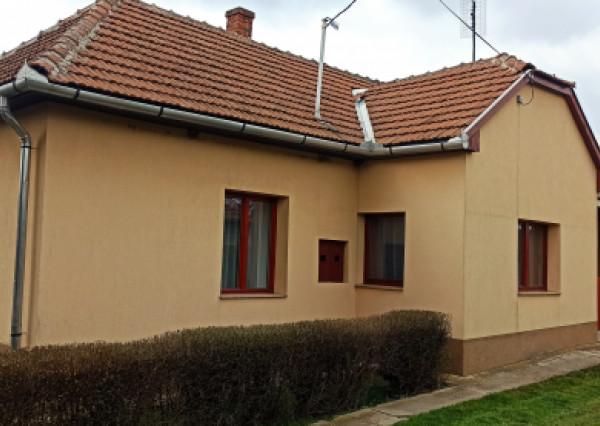 REZERVOVANÝ- KOMPLETNE ZREKONŠTRUOVANÝ dom bez investícií v MÉRA po rovnej ceste