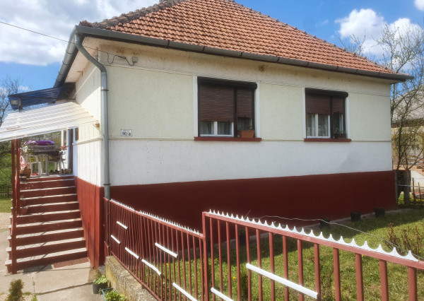 MUROVANÝ DOM na bývanie s veľkou záhradou v Szalaszend